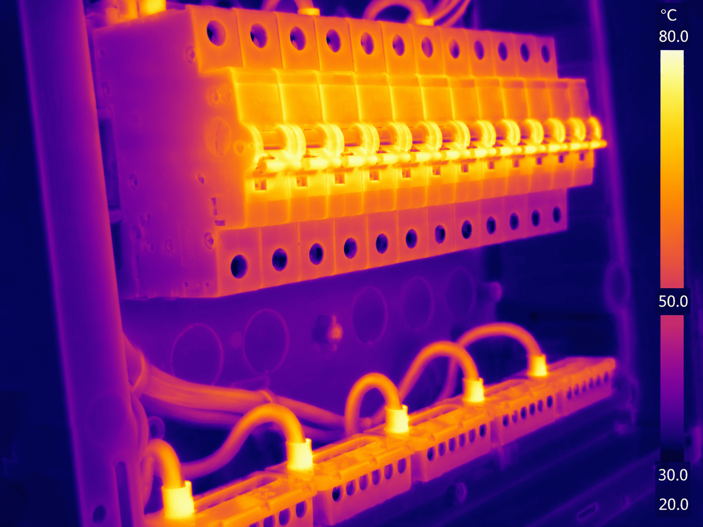 Thermographie-Kamera im Einsatz an einer elektrischen Anlage