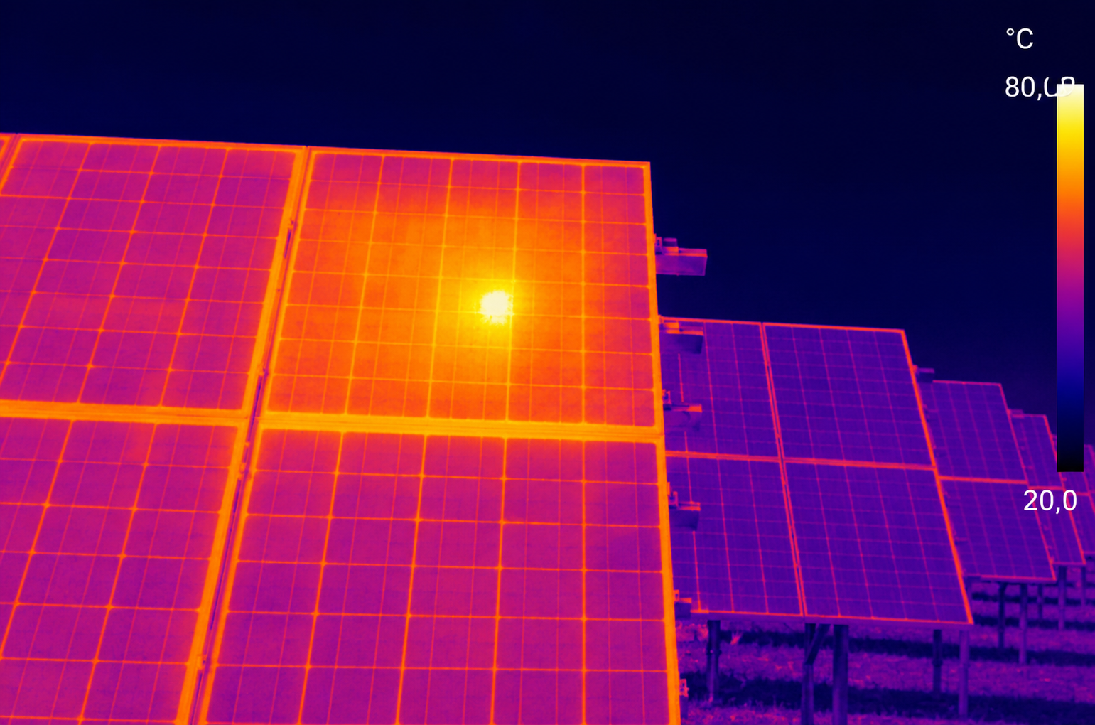 Thermographie einer Photovoltaikanlage mit erkennbarem Hotspot